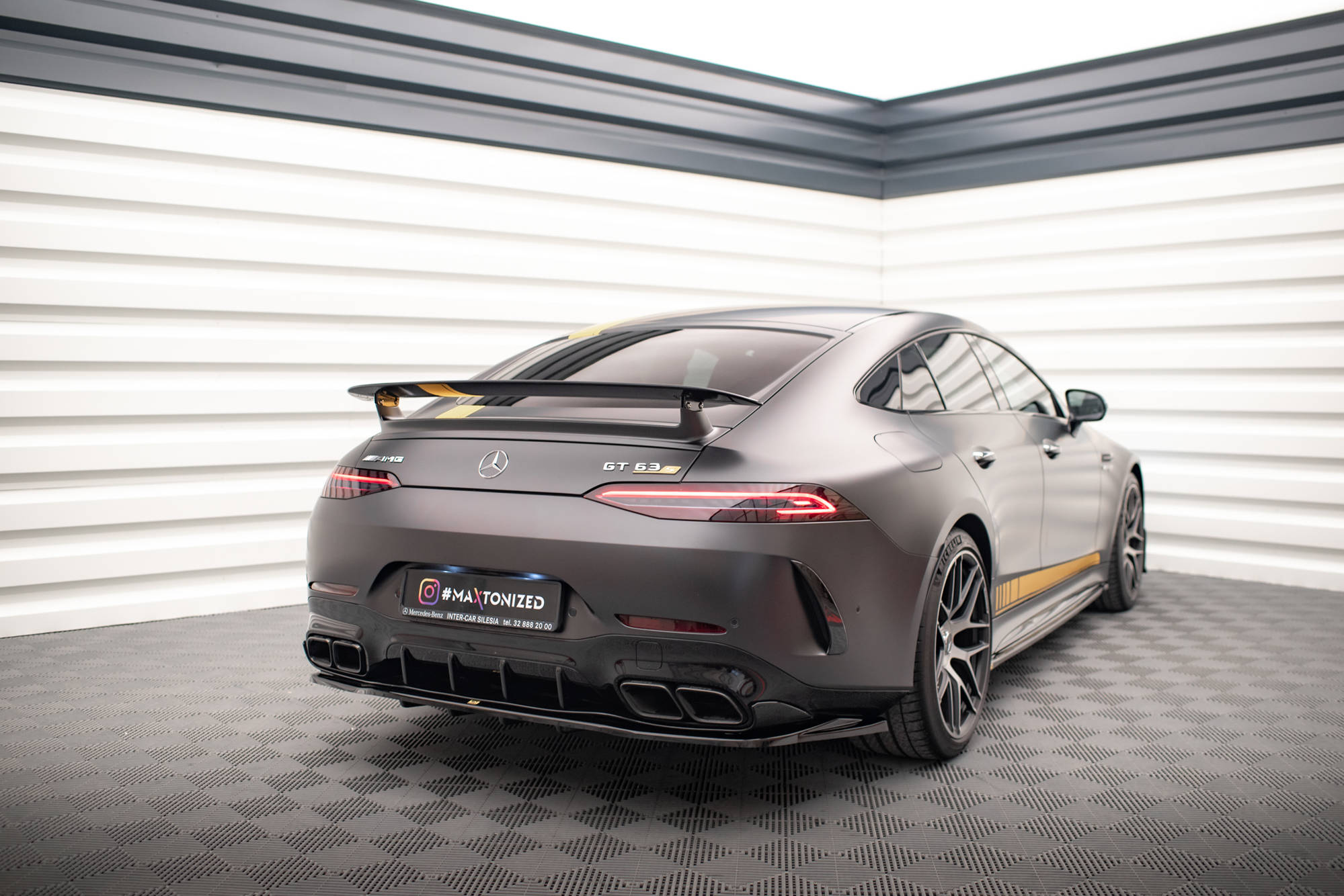 Maxton Design Mittlerer Diffusor Heck Ansatz DTM Look für Mercedes-AMG GT 63S 4-Door Coupe Aero schwarz Hochglanz